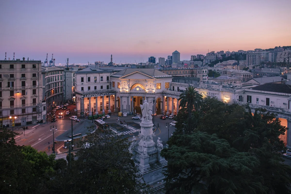 Genova vista dall&rsquo;alto al tramonto, con la citt&agrave; che sale verso le alture: il paesaggio servito dagli ascensori e dalle funicolari pubbliche