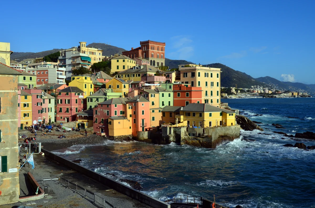 Boccadasse, Genova - il borgo dei pescatori con le case color pastello affacciate sul mare