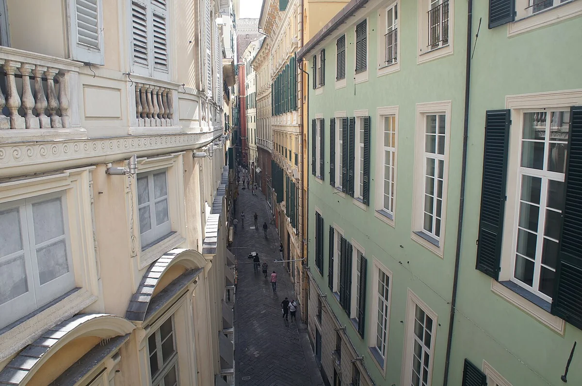 Il caruggio di Via del Campo a Genova visto dall'alto, tra i palazzi del centro storico cantati da Fabrizio De Andr&eacute;