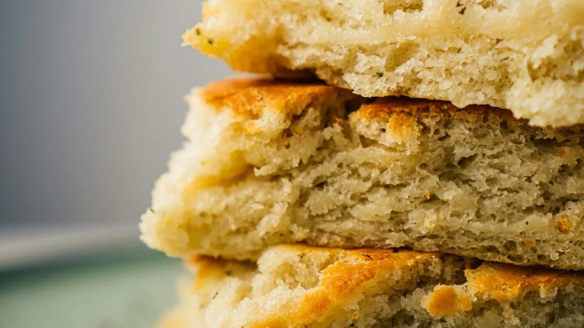 Focaccia genovese appena sfornata, dorata e alveolata: la fügassa simbolo di Genova