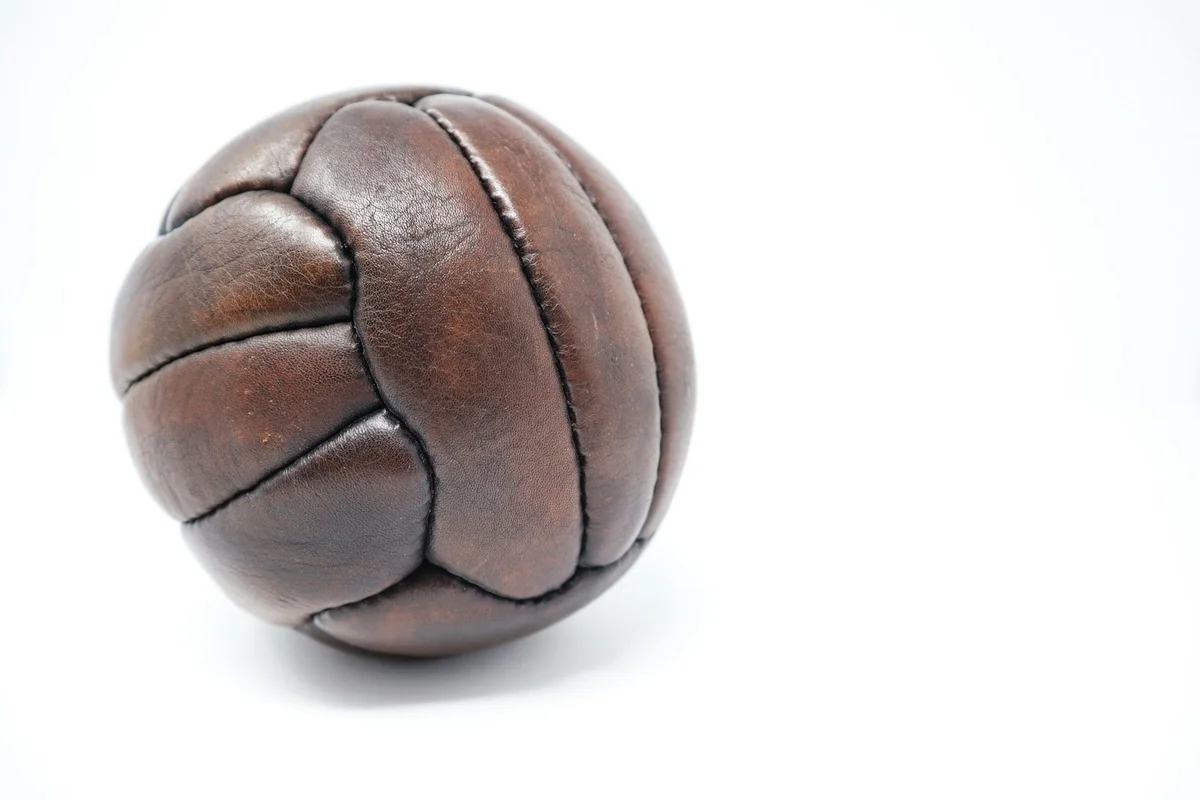 Pallone da calcio d&rsquo;epoca in cuoio marrone cucito a mano, come quelli usati alla fine dell&rsquo;Ottocento, quando a Genova nacque il Genoa