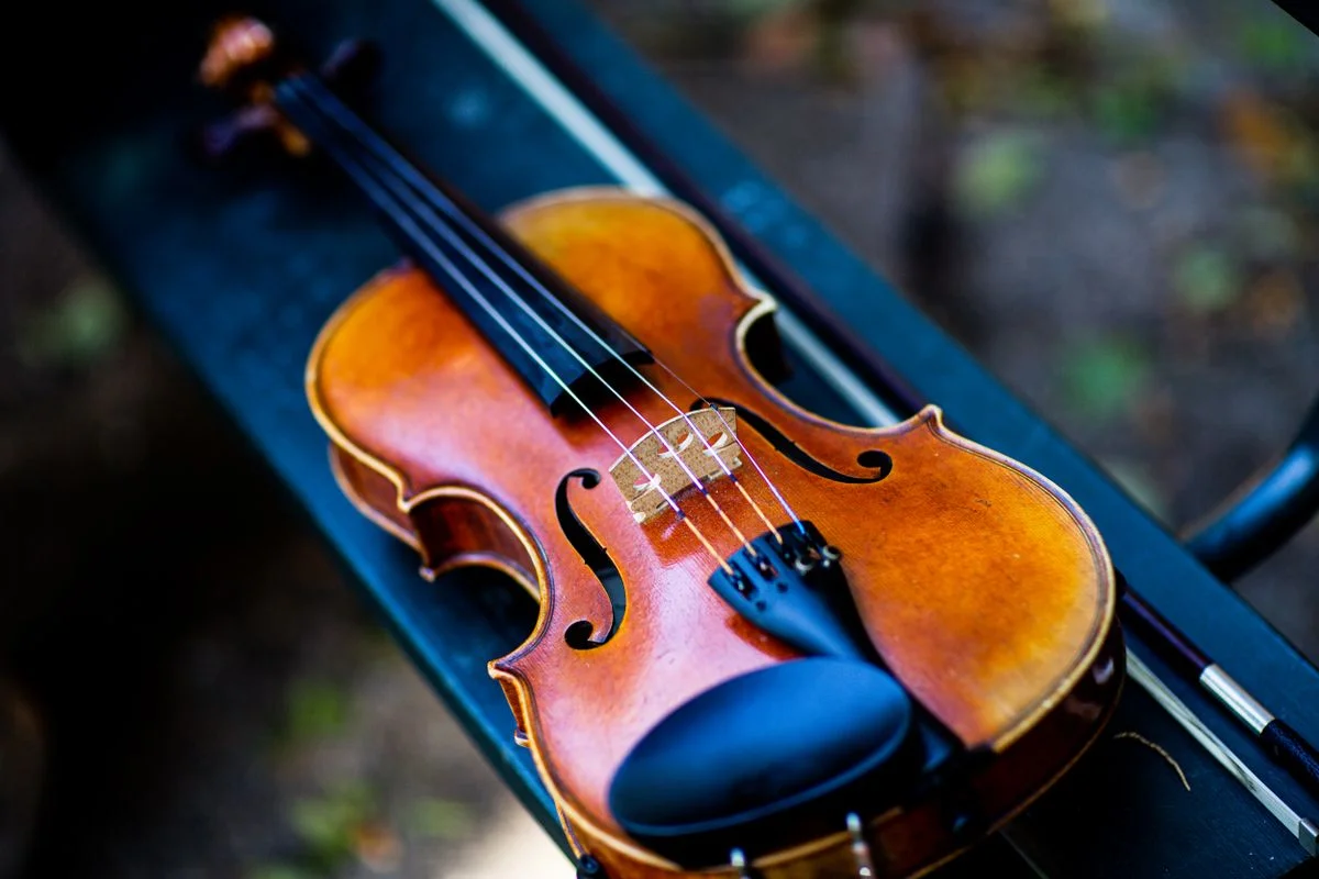 Un violino dalla vernice ambrata, simile al Cannone di Niccolò Paganini custodito a Palazzo Tursi a Genova