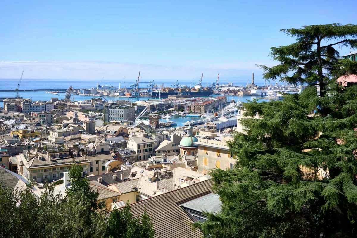 Veduta del porto di Genova dall'alto, con le gru e la Lanterna sullo sfondo