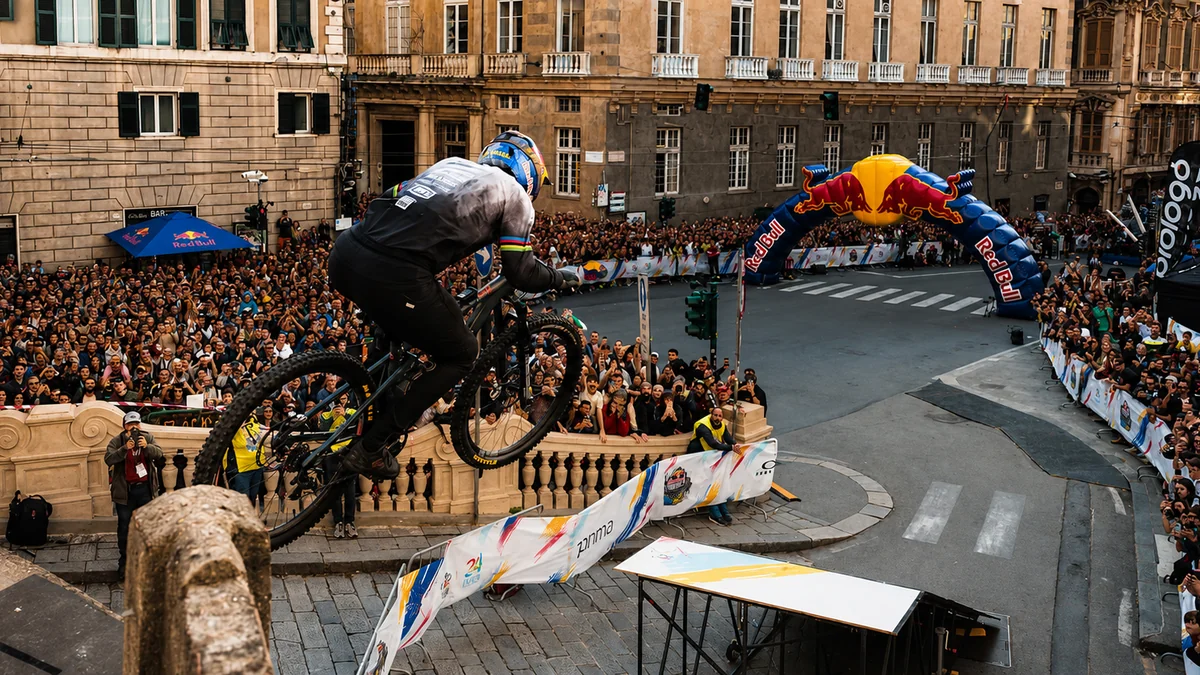 Un mountain biker lanciato in discesa nell’urban downhill del Red Bull Cerro Abajo a Genova