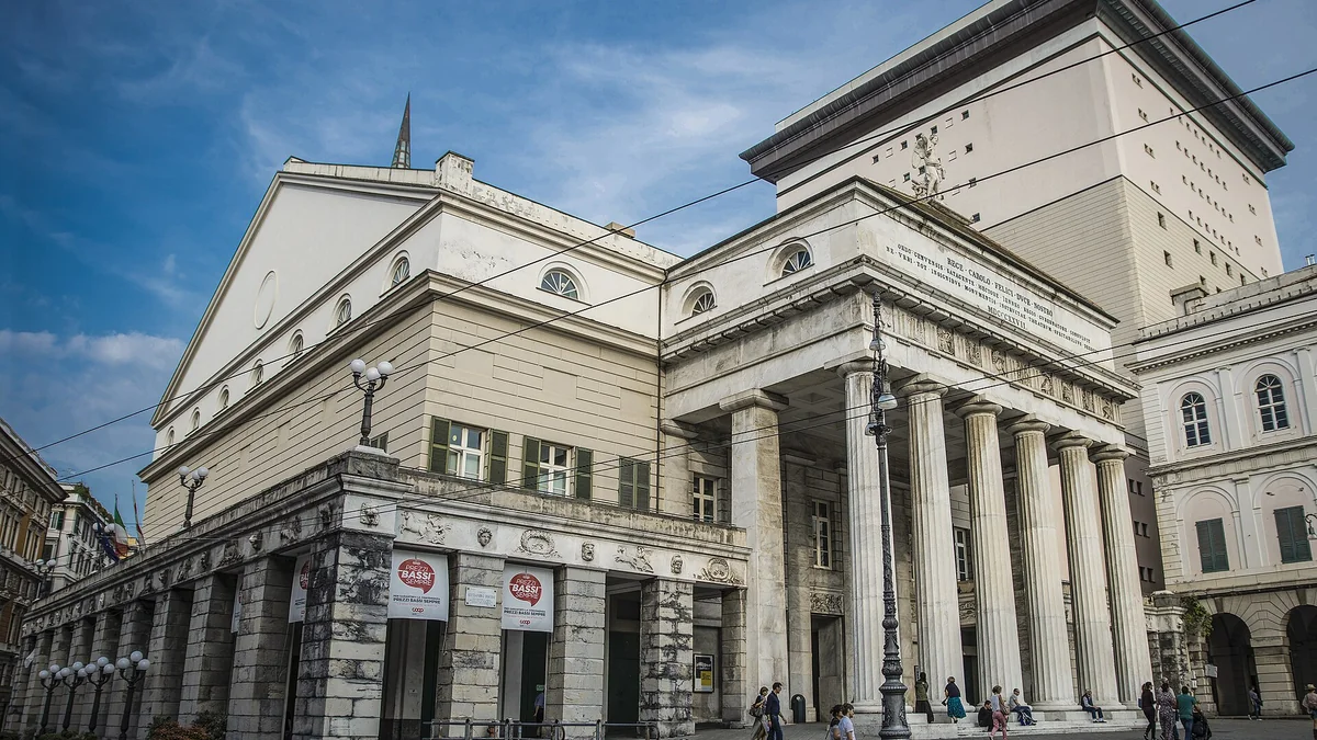 La facciata neoclassica del Teatro Carlo Felice, con il portico e il colonnato di marmo, in Piazza De Ferrari a Genova