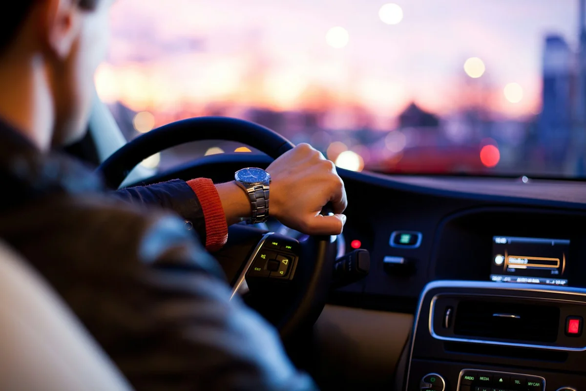 Automobilista alla guida nel traffico cittadino: l'indagine di Antitrust e IVASS esamina i meccanismi che determinano il prezzo dell'RC auto