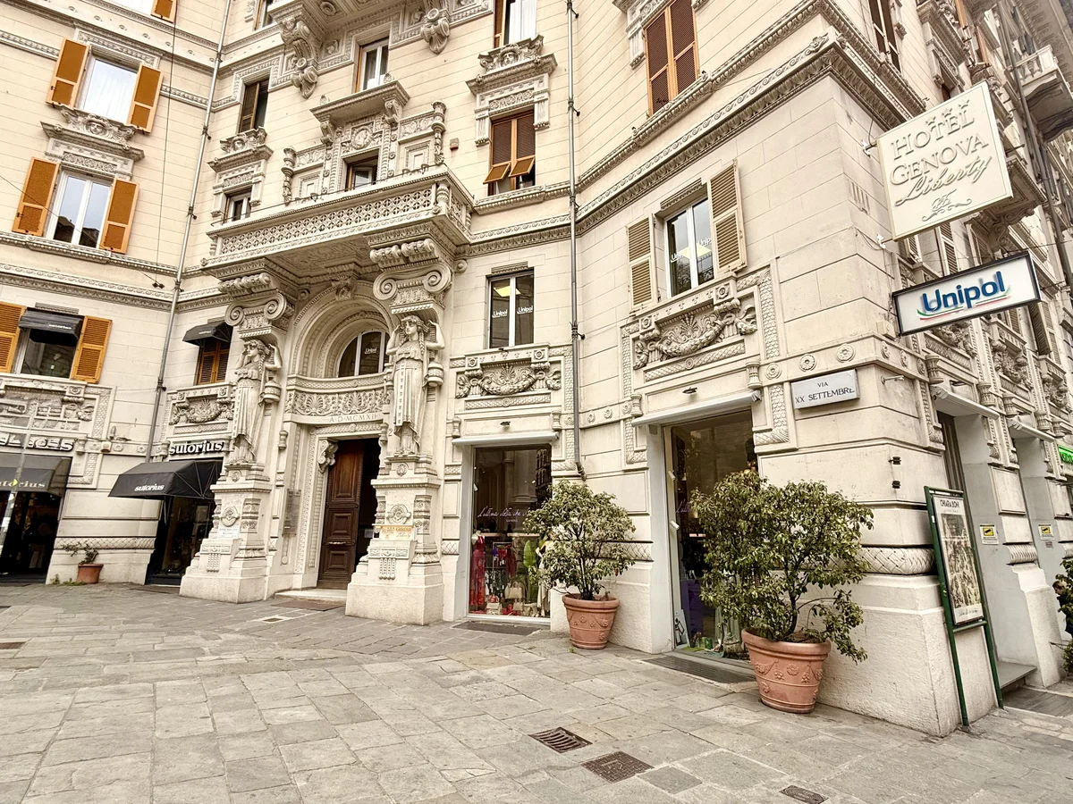 Sede Assicurazioni Zara - Via XX Settembre 23 Genova, palazzo liberty con insegna Unipol