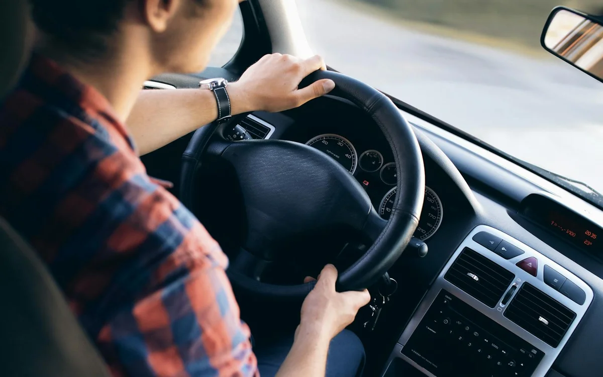 Conducente al volante con le mani sullo sterzo: la nuova tassa al 12,5% sulla garanzia infortuni del conducente colpisce chi guida ogni giorno a Genova